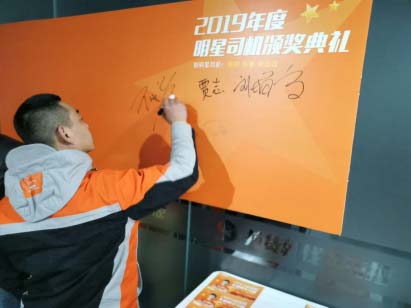 火狐电竞官网_苹果iPhone 6发售首日情况:劫匪入店抢劫 民众店外抗议(图1) 火狐电竞平台